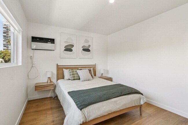 Building Photo - 1422 Tamarind Ave