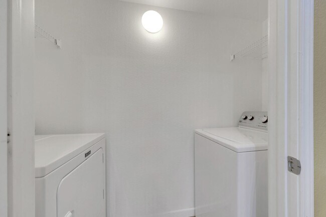 Building Photo - One bedroom condo in gated community