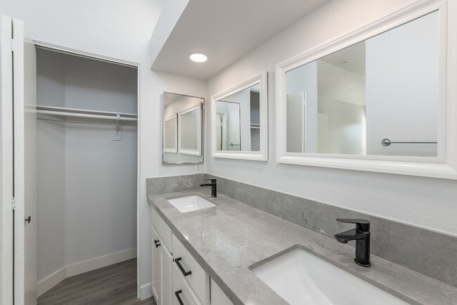 Building Photo - 6908 Quiet Cove Dr