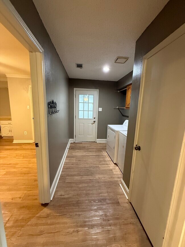 Building Photo - 207 E Kimbrough St