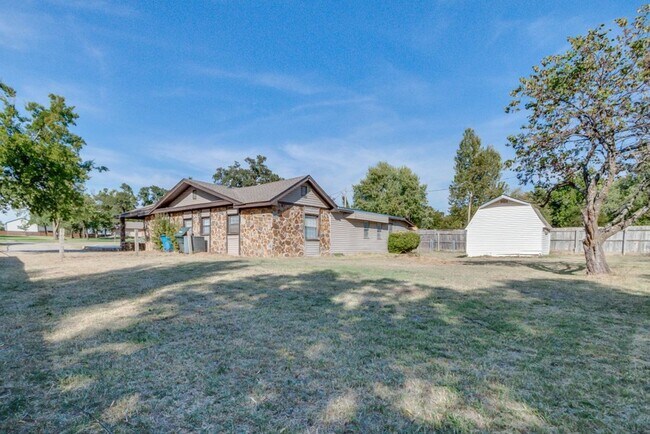 Building Photo - 3 bed, 2 bath home in Midwest City