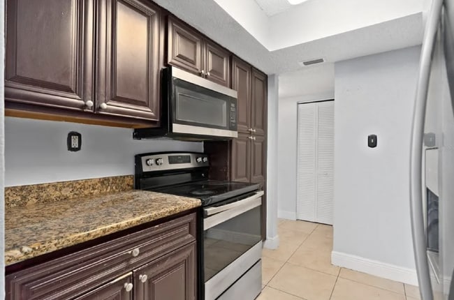 Building Photo - Spacious Renovated 3-Bedroom Condo with Balcony & Amenities – Prime Orlando Location