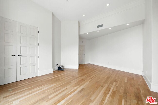 Building Photo - 1675 Woods Dr