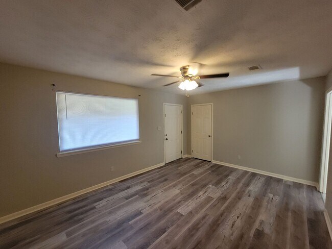 Building Photo - 225 Pecan Dr