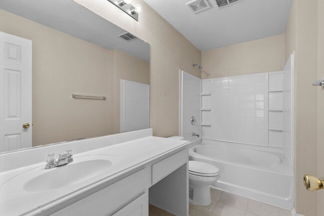 Building Photo - Charming 3-Bedroom Home in Villages of Woo...