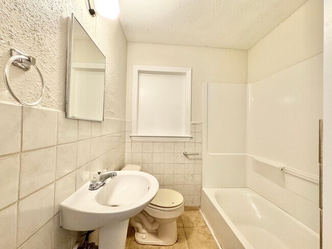 Building Photo - Spacious 4 Bedroom Located in Garden Homes