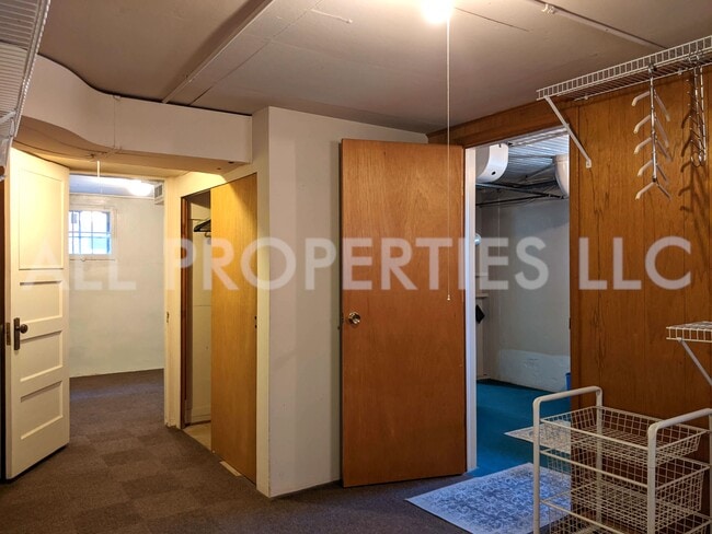Building Photo - 557 S Race St