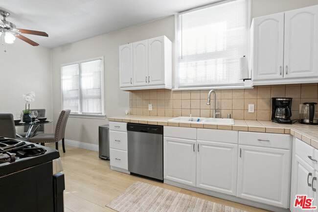 Building Photo - 442 N Orange Grove Ave