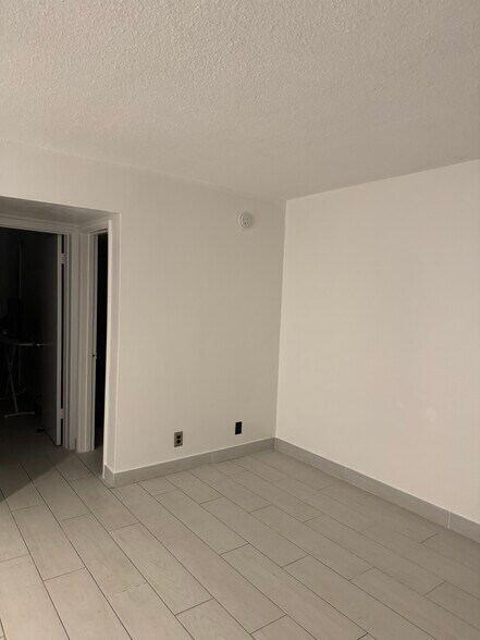 Building Photo - 501 Blue Heron Dr