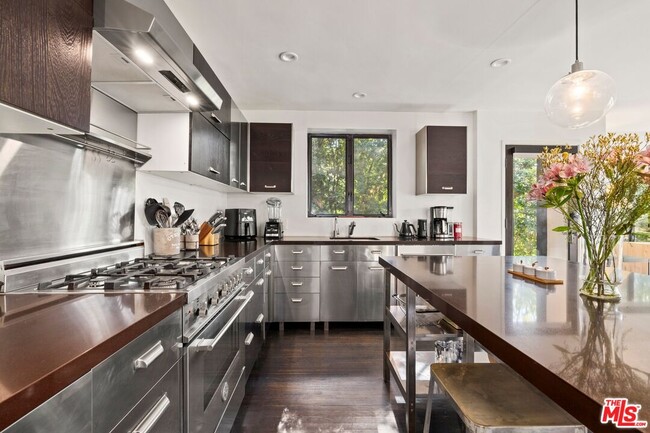 Building Photo - 5721 Valley Oak Dr