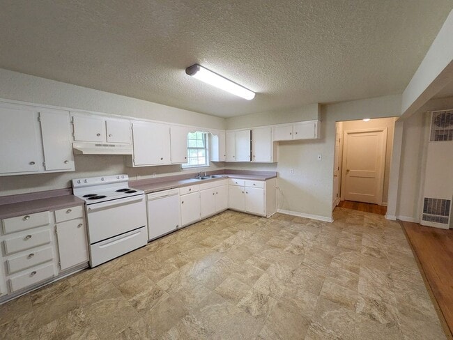 Building Photo - 306 Bridal Wreath Ave