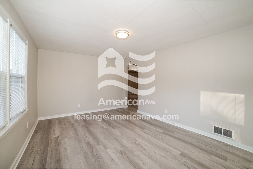 Building Photo - 908 E Maywood Ave