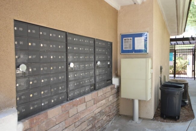 Building Photo - Close to shopping and easy access to Freeway!!!