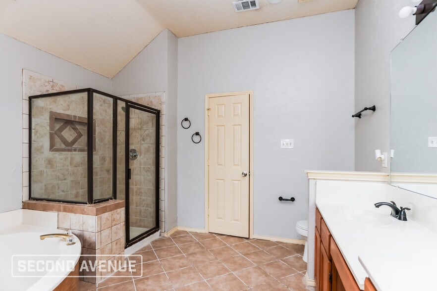 Building Photo - 1301 Clear Creek Dr