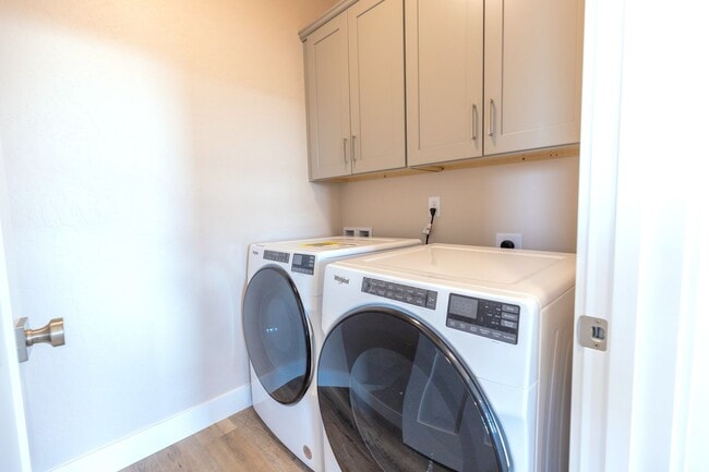 Building Photo - Beautiful 3br Townhome w 1-car Garage (2024)