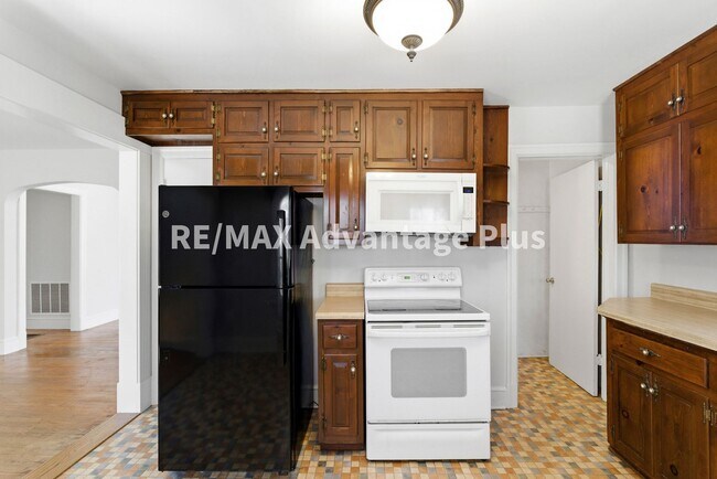 Building Photo - Beautiful brick home with full basement in Prospect