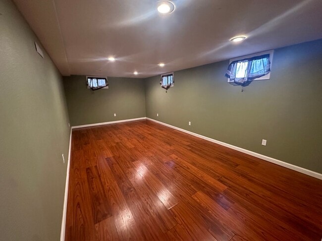 Building Photo - Four Bedroom, Two Bathroom, Pet Friendly H...