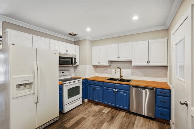 Building Photo - 946 N Westedge Dr