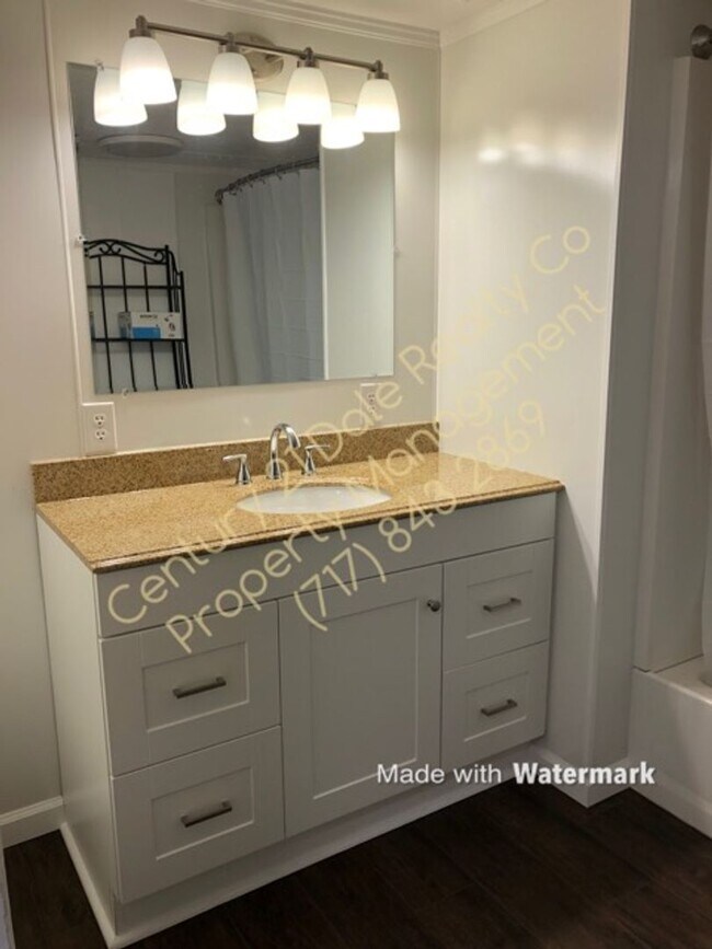Building Photo - 2 Bedroom Home in Central School with a La...