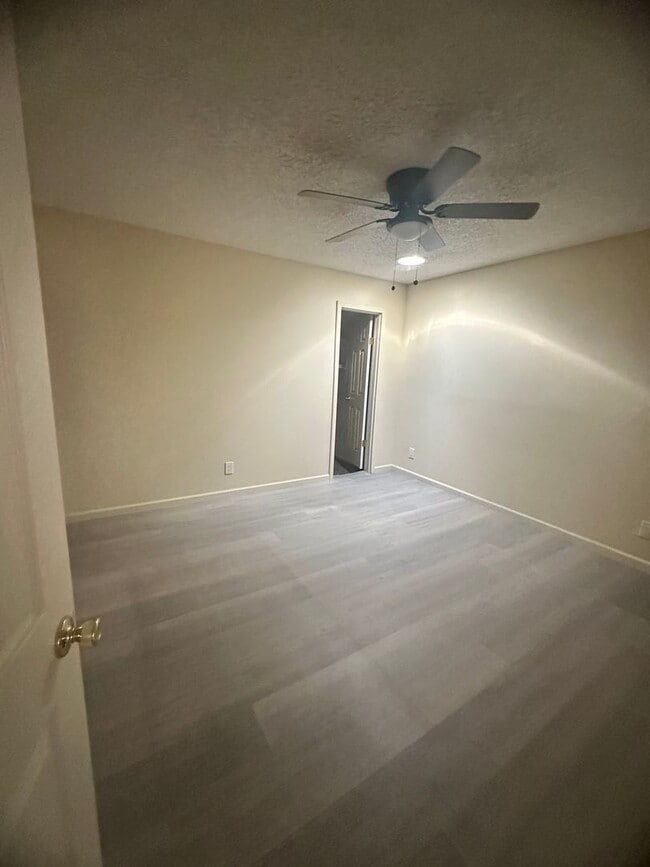 Building Photo - 4 bedroom Rental