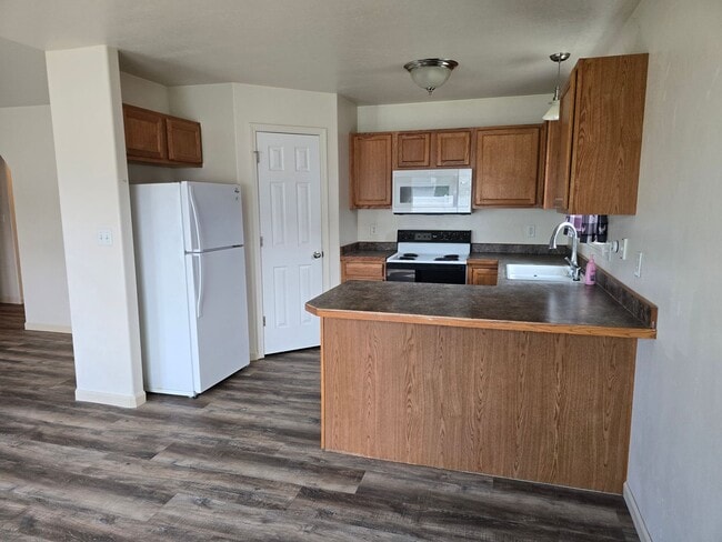 Building Photo - For Rent: 3 Bed, 2 Bath Home in Magic Vall...