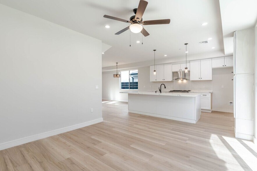 Building Photo - 10754 Nassau Ave