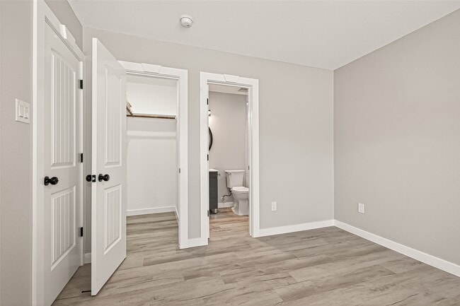 Building Photo - 10531 Royal Oaks Dr