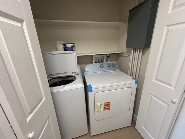 Building Photo - Crescent Park, 2 bedroom, 2 bathroom, with washer/dryer in apartment, Huge Diamond Head view from...