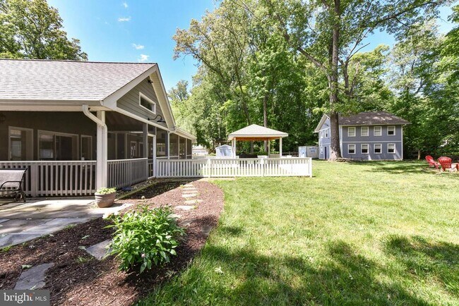 Building Photo - 14 Oak Ln