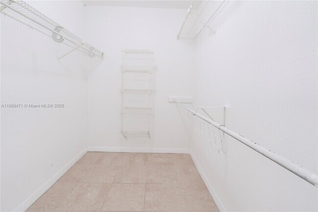 Building Photo - 833 Riverside Dr