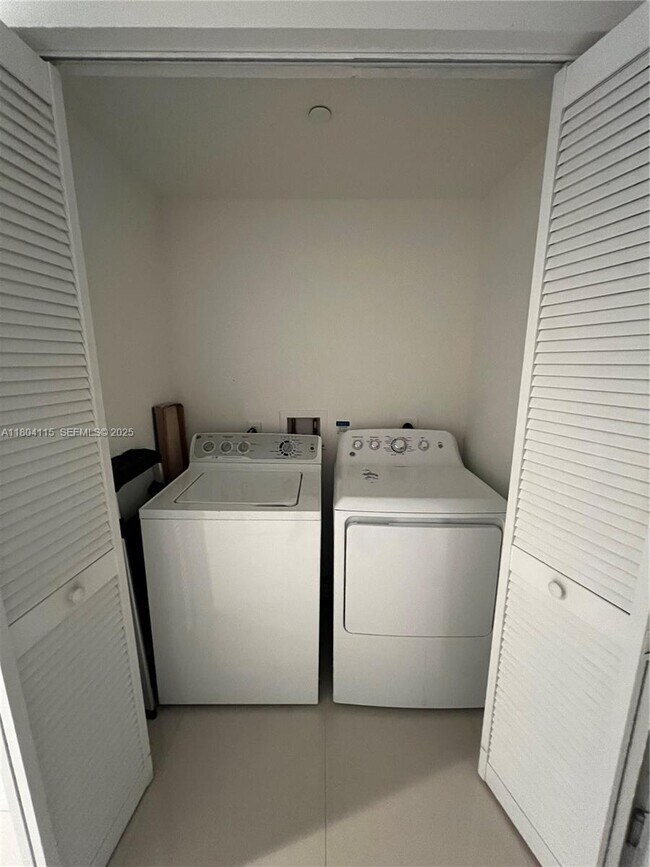 Building Photo - 2600 E Hallandale Beach Blvd