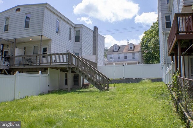 Building Photo - 1734 W Norwegian St