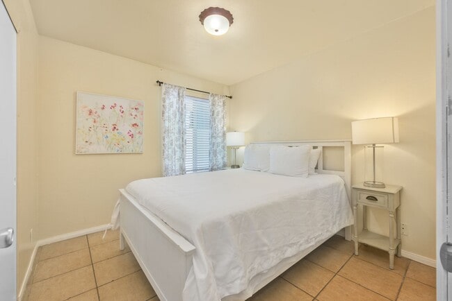 Building Photo - 9-MONTH FURNISHED WINTER RENTAL MID SEPT 2026 THROUGH MID JUNE 2027 **3-car parking**