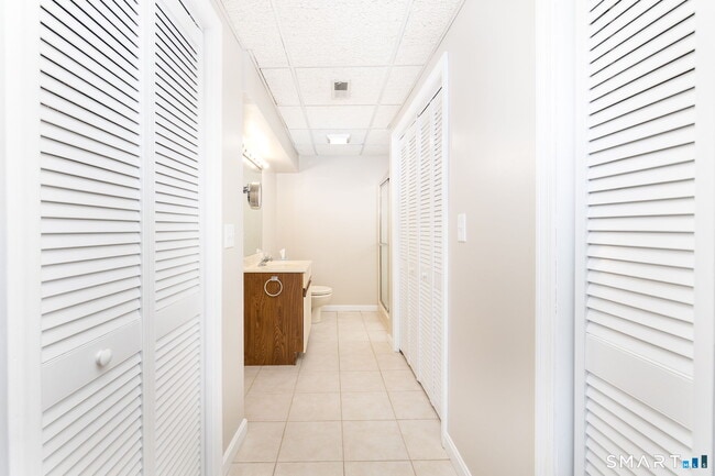 Building Photo - 2 The Hamlet