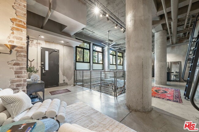 Building Photo - 330 W 11th St