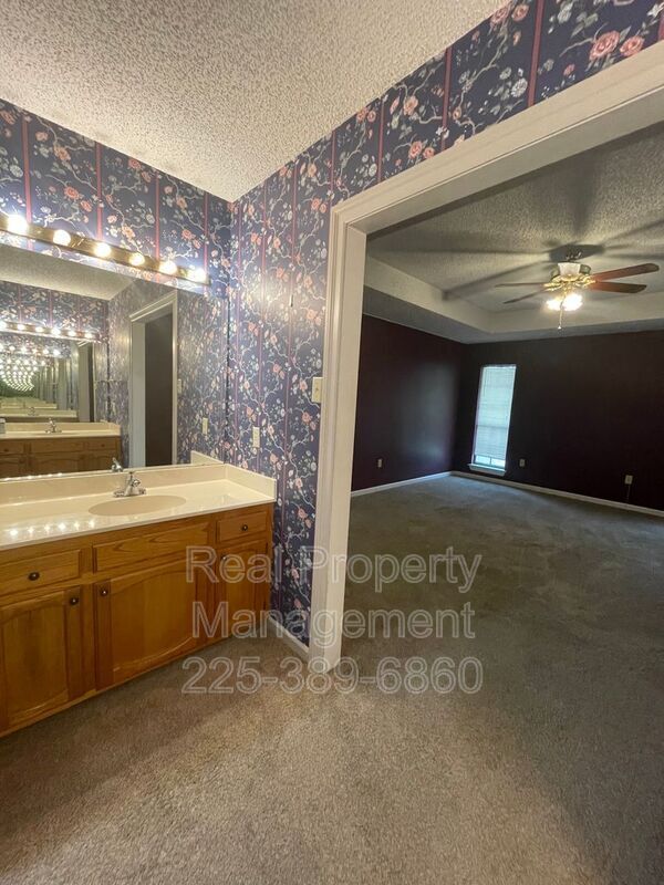 Building Photo - 9766 Kinglet Dr