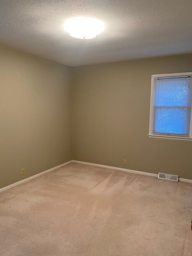 Building Photo - Spacious Duplex in Great Location