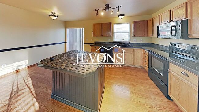 Building Photo - Charming duplex just steps from transit, p...
