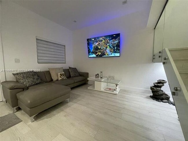 Building Photo - 325 NW 19th Ln