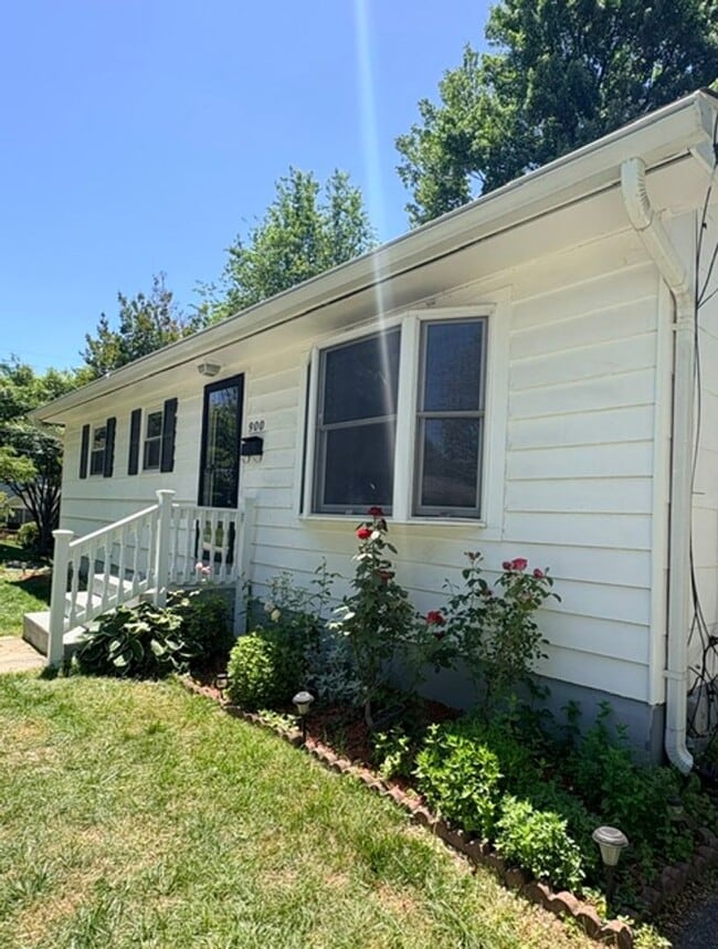 Building Photo - 900 Neal Dr