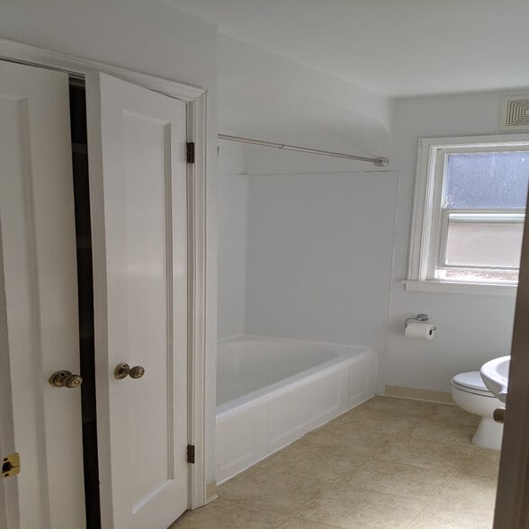 Building Photo - 1036 NE 102nd St