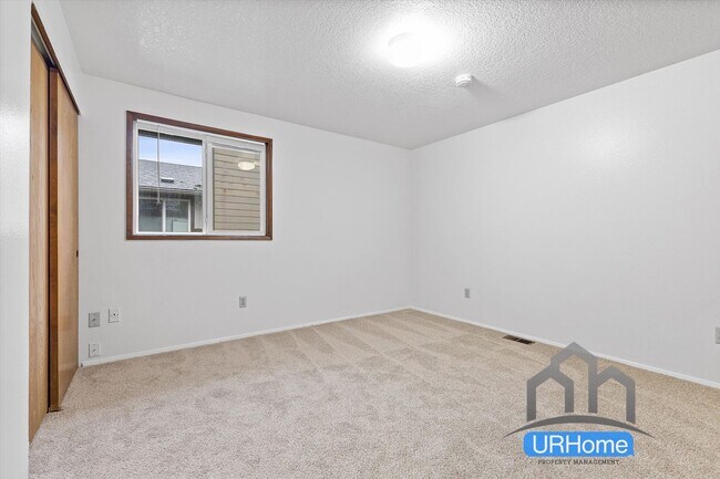 Building Photo - Welcome home to Fernhill Townhomes in Southeast Portland!