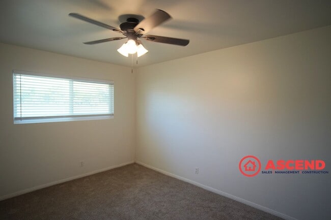 Building Photo - 3 Bed / 2 Bath Home on 2 Acres of Cattle L...