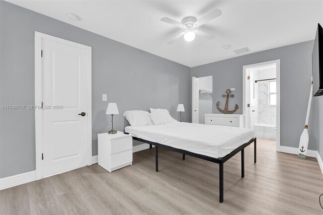 Building Photo - 1120 SW 30th St