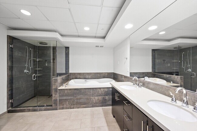 Building Photo - $3,695 - 1 Bed + Den / 1.5 Bath Condo at Parkloft Residence in Downtown San Diego