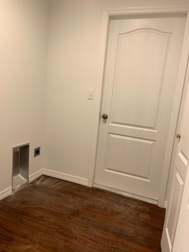 Building Photo - 3 bedroom, 2 bath, 2 car garage home on a ...
