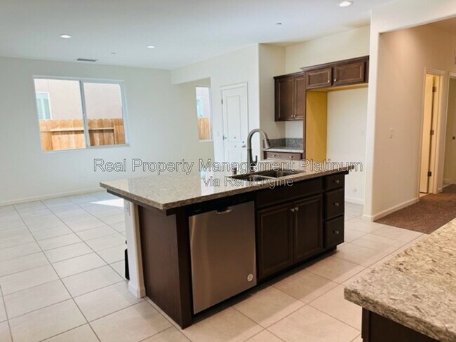 Building Photo - 1477 Las Rosas Ave