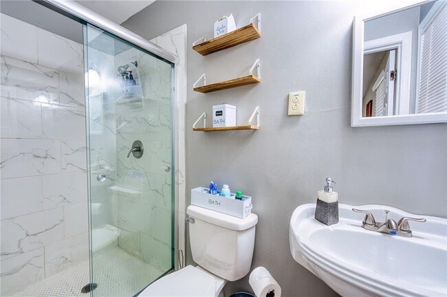 Building Photo - 2418 Brookdale Dr NE