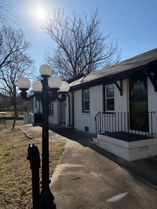 Primary Photo - 30 E Thompson Ln