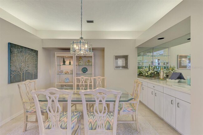 Building Photo - 549 Fallbrook Dr